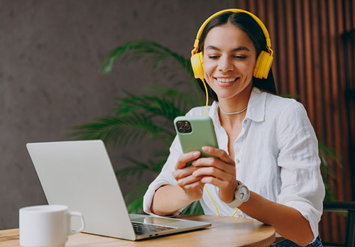 imagen de un celular y una mujer sonriente después de hacer compras