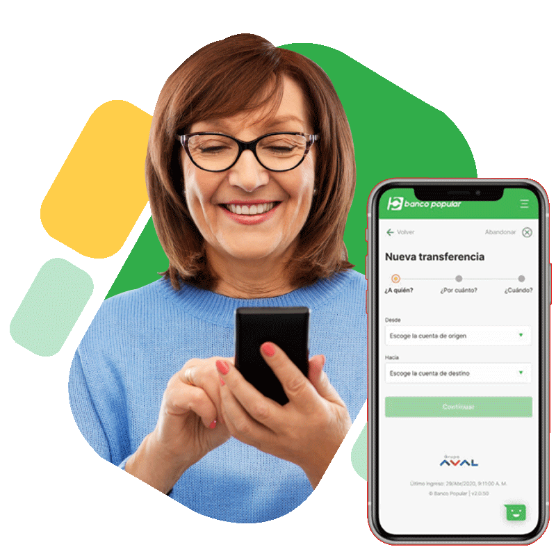 Mujer mayor feliz, realizando una transferencia desde la App del Banco Popular