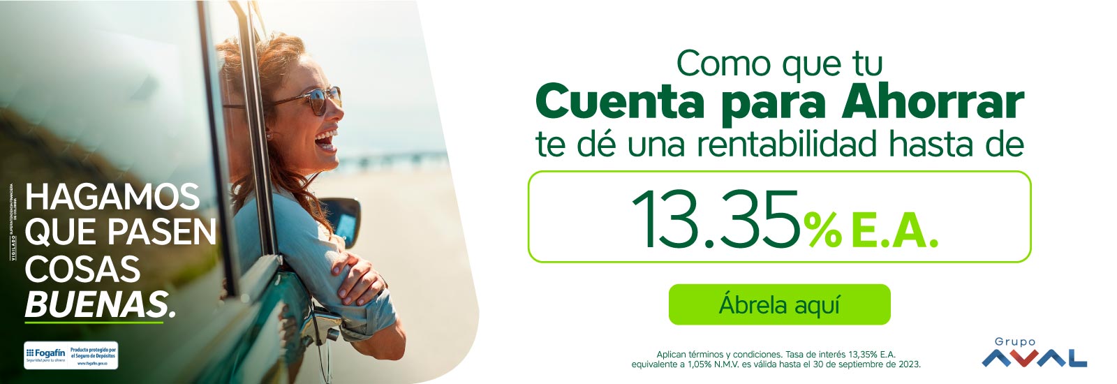 Mujer feliz viendo su celular con su rodilla arriba