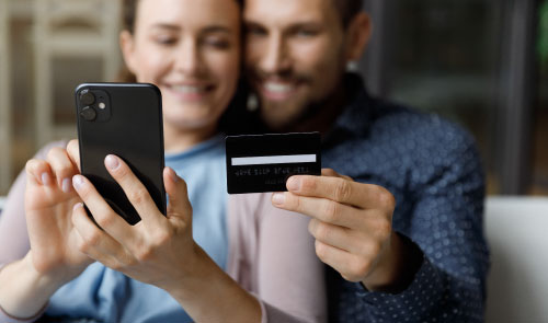 Pareja abriendo su cuenta de ahorros Exprés del Popular