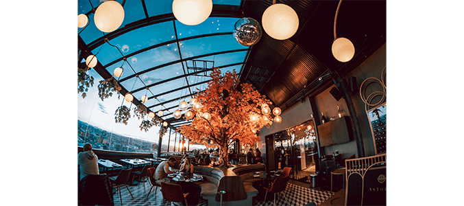 Hombre comiendo una rebanada de pizza