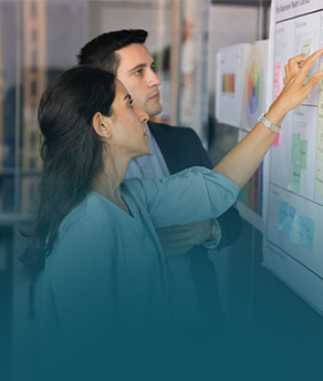 Hombre y mujer revisando horarios