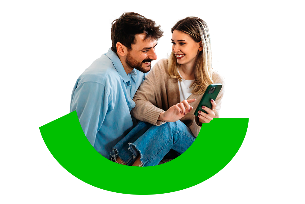 Pareja revisando su celular con seguridad
