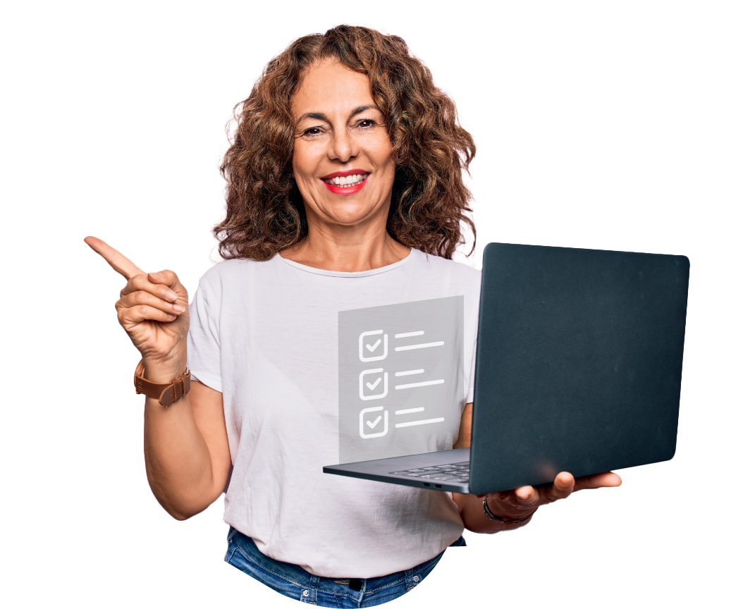 Mujer madura con laptop en la mano y sonriendo