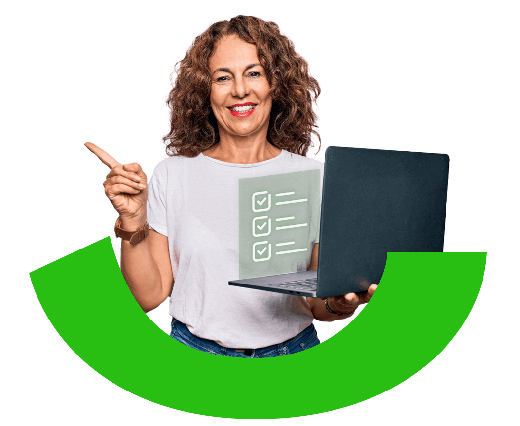 Mujer madura con laptop en la mano y sonriendo