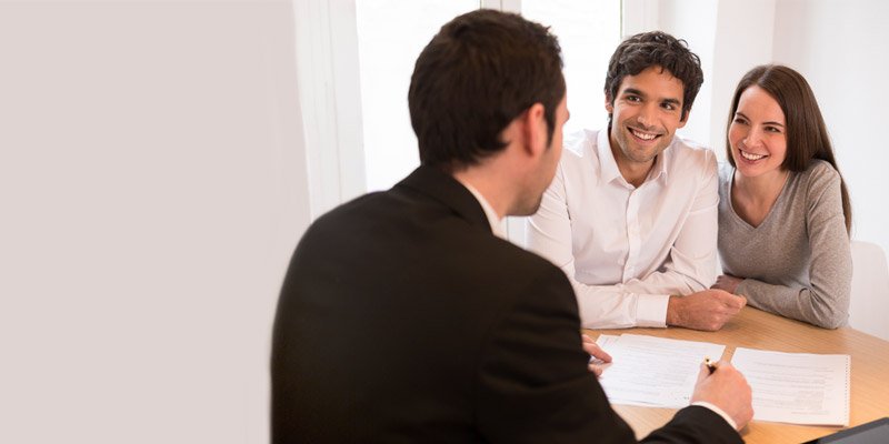 Pareja consultando las rentabilidades de sus ingresos a un asesor