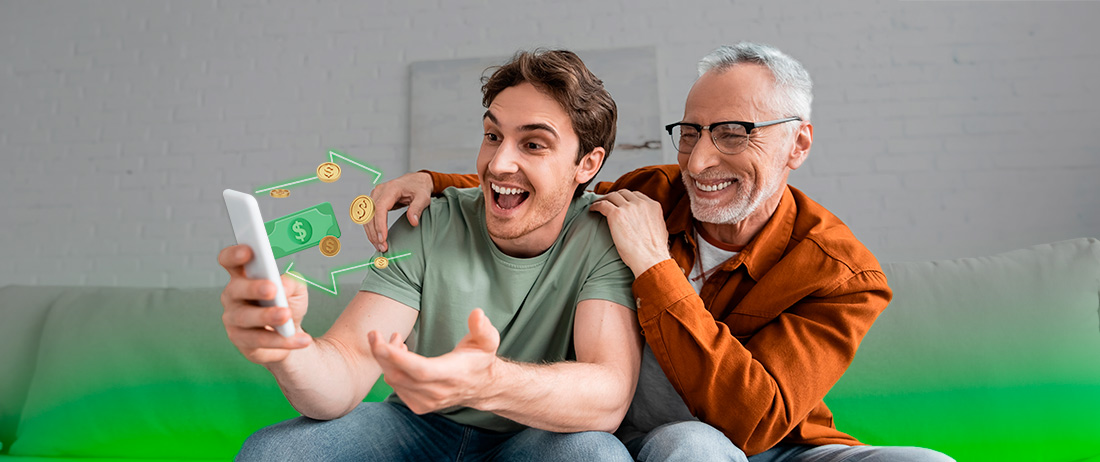 Hombre mayor de 50 años y hombre joven usando Transfiya en su celular