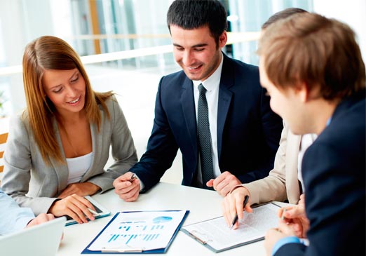 Reunión del empresario con sus empleados