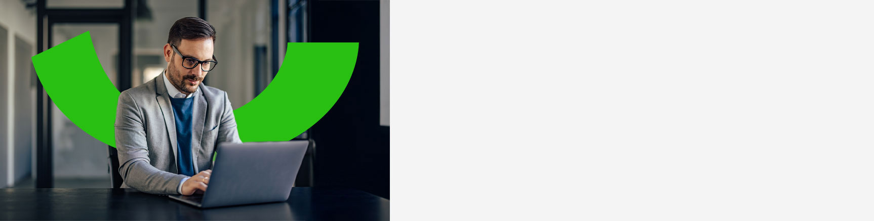 Hombre  y mujer haciendo pagos de impuestos a traves del portal