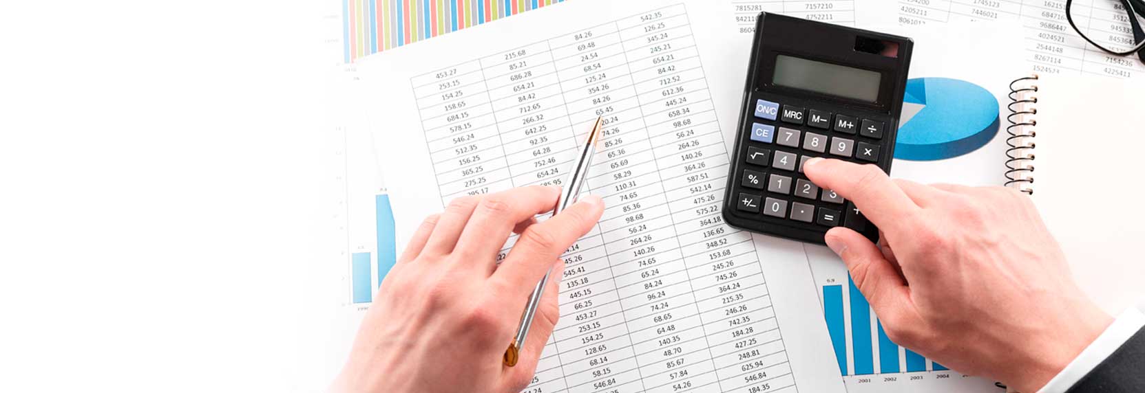 persona utilizando una calculadora