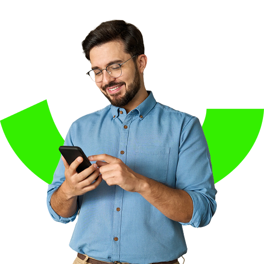 hombre de barba sonriendo con el celular en la mano