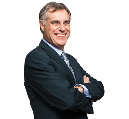 Un ejecutivo de perfil sonriendo