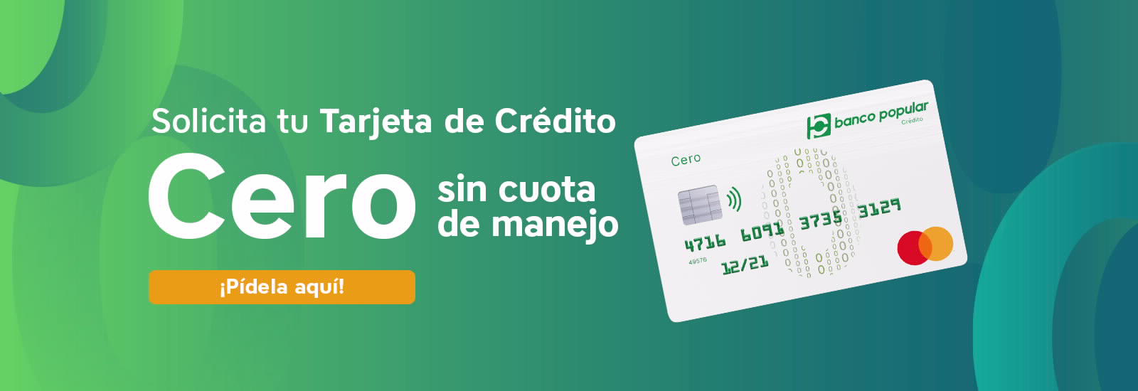 Mujer rubia de vacaciones con celular y tarejta cero en las manos