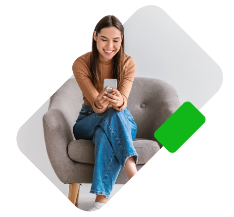 Imagen de una mujer joven sentada revisando su celular