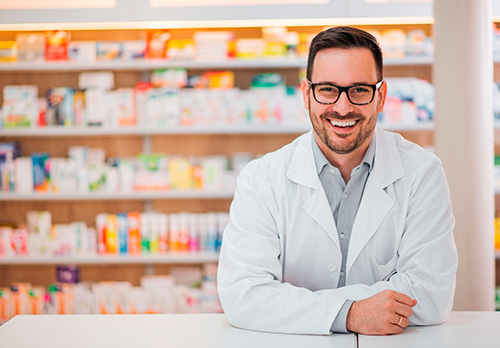 imagen de hombre en una farmacia sonriendo