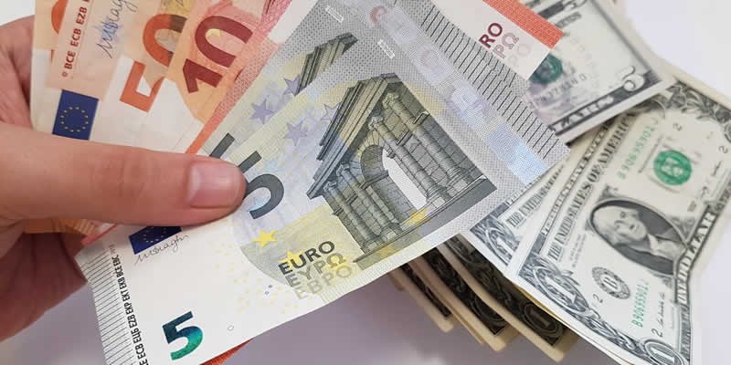 Una mano con euros y dolares