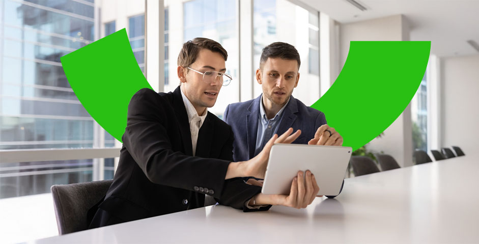 grupo de asesores con traje sonriendo