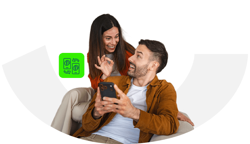 Hombre y mujer con celular haciendo tarsnferencia bancaria a un contacto