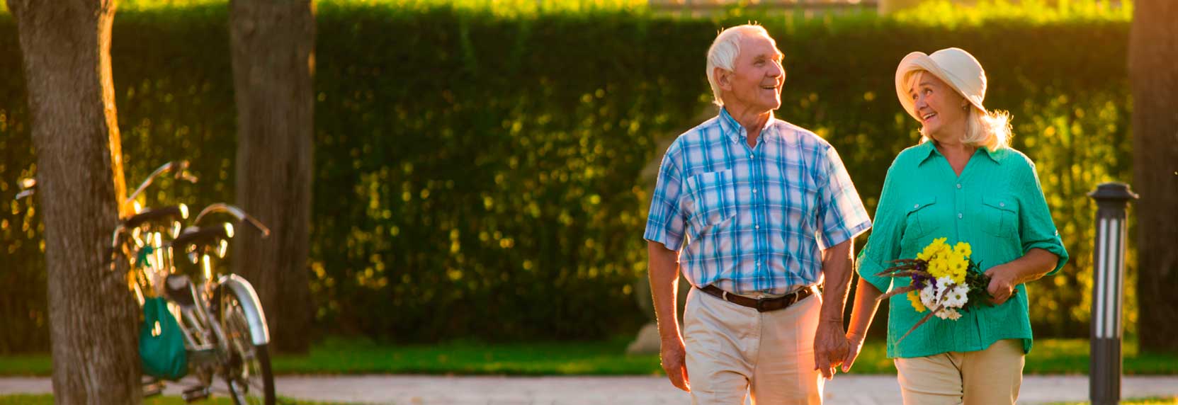 Pareja de ancianos caminando por el parque