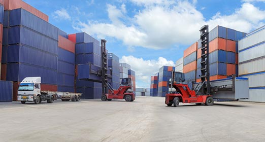 Movimiento de carga en puerto, montacargas organizando containers de mercancías