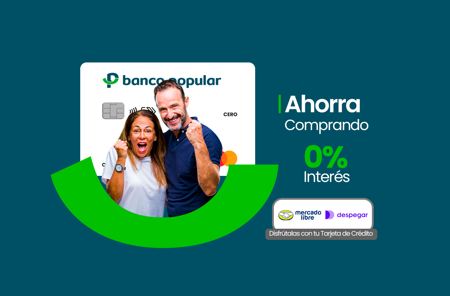 Hombre y mujer sonrientes con un mapa en las manos