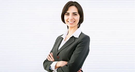 Una ejecutiva  sonriendo