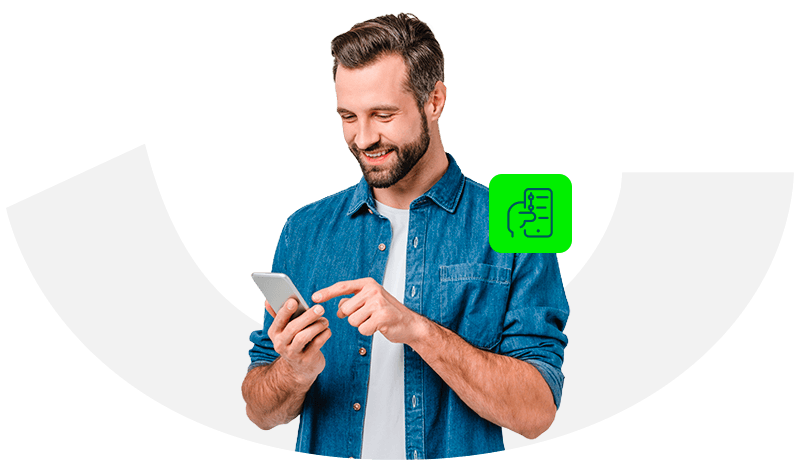 Hombre activando servicios complementarios a travez de banca móvil
