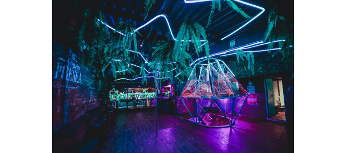 Pareja con gafas de cine y palomitas