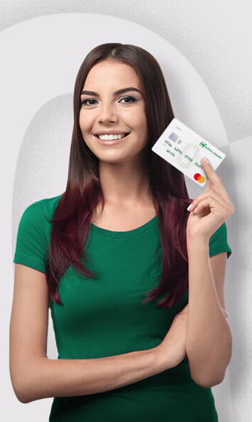 Mujer feliz con su Tarjeta de Crédito del Banco Popular