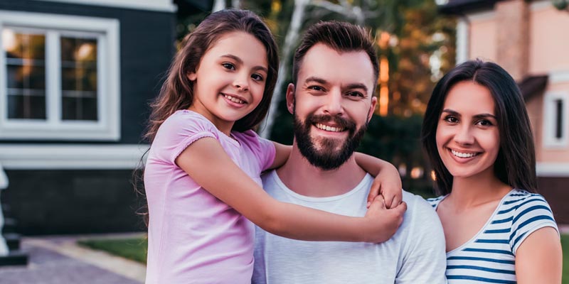 Una pareja joven feliz mirando los planos de su casa