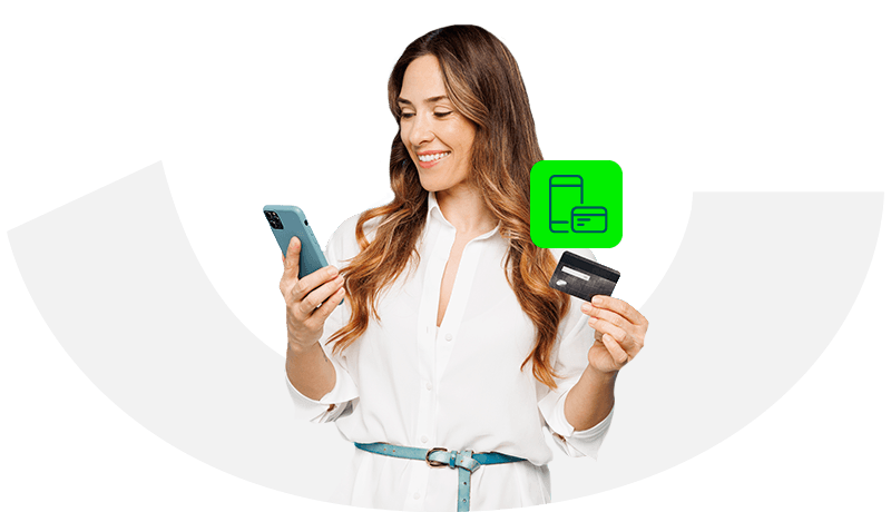 Mujer activando tarjeta de credito a travez de banca móvil