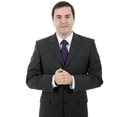 Hombre de traje negro y corbata purpura con las manos entrelazadas