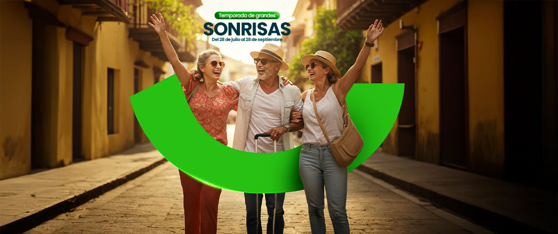 tres personas felices sonriendo mientras viajan