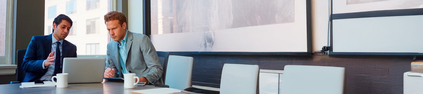 pareja de adultos felices en la sala