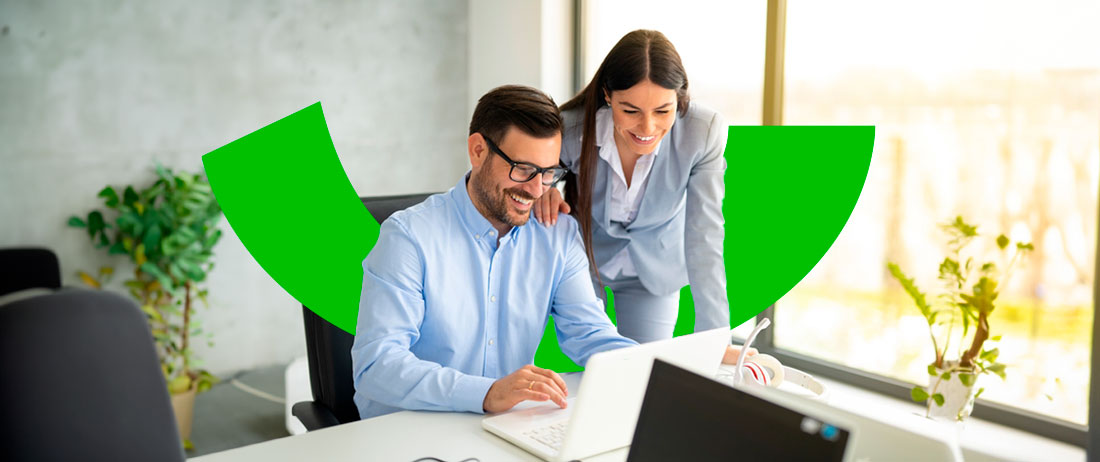 Empresarios con laptops