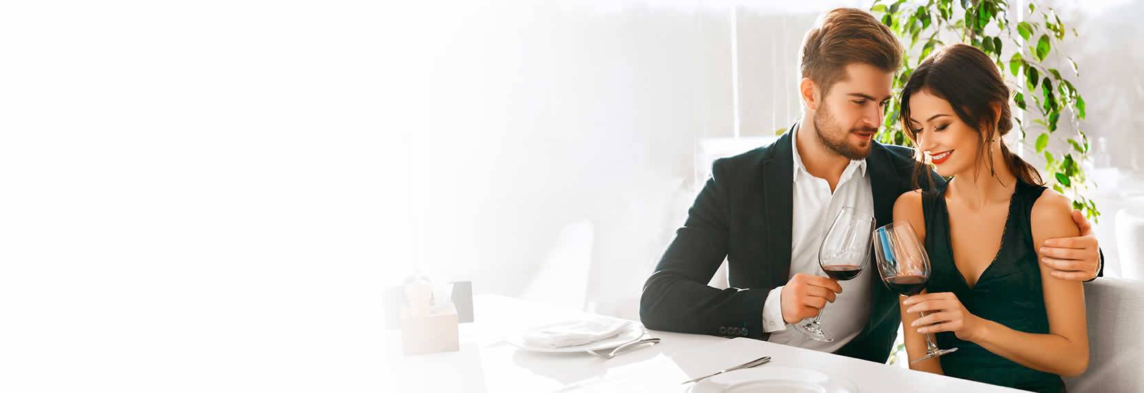 Pareja joven elegante en un restaurante