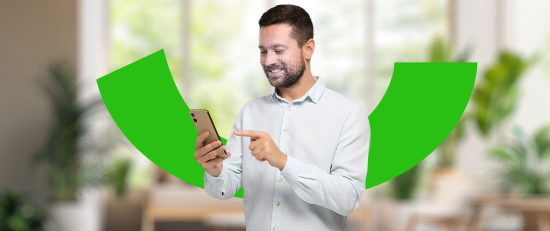 Hombre haciendo su biometria facial