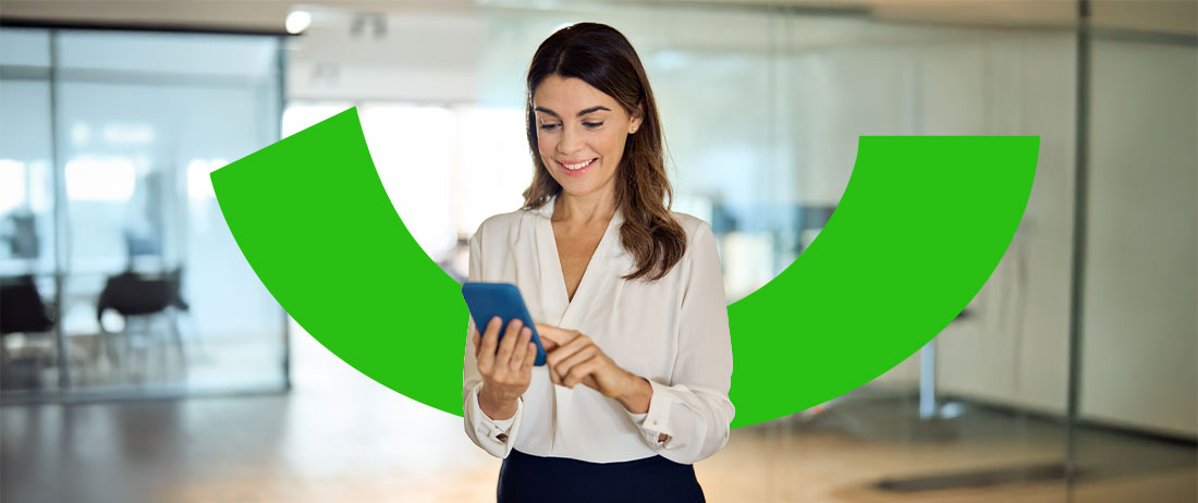 Mujer accediendo al portal transaccional desde su celular