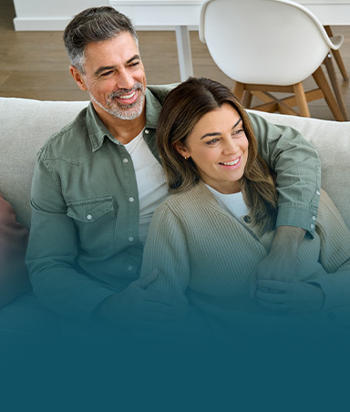 Hombre y mujer de edad adulta muy tranquilos en un sillon 