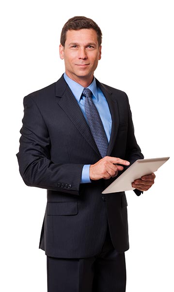Hombre accediendo al Portal Empresarial desde su tablet