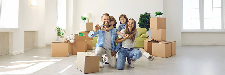 familia con 2 hijos sonriendo