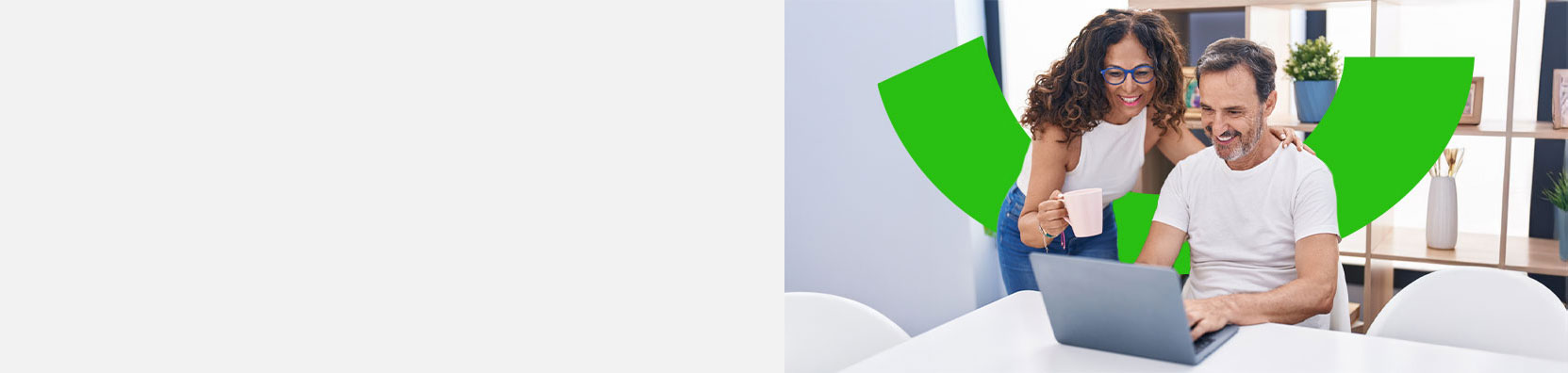 Un pareja está consultando las transacciones por canal del Banco Popular