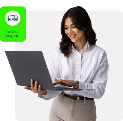 Mujer con laptop en la mano, sonriendo