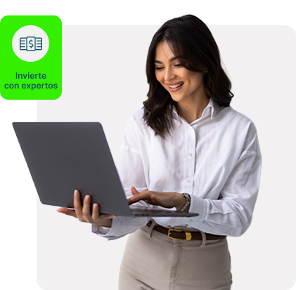 Mujer con laptop en la mano, sonriendo