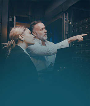 Hombre y mujer monitoreando