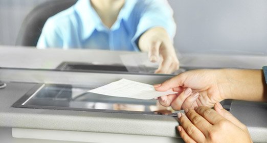 Una persona realizando un pago con un número de validación de pago o PIN
