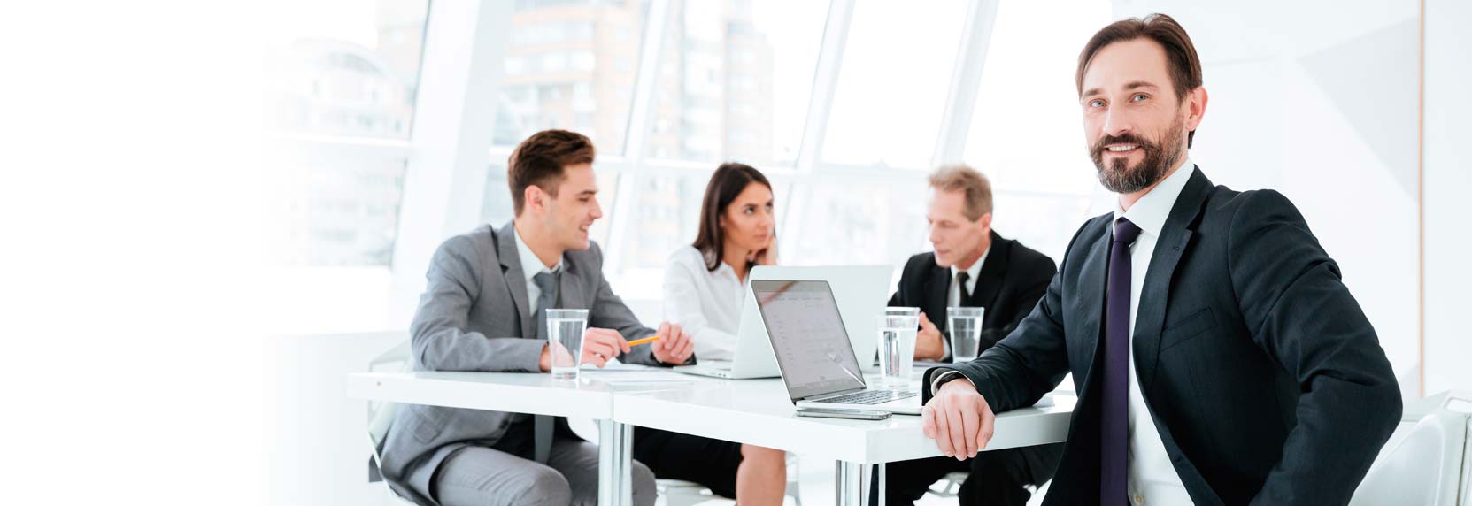 Empresario revisando los recaudos de su empresa con su equipo de trabajo