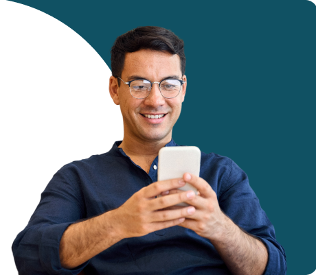 hpbr de mediana edad mirando su celular