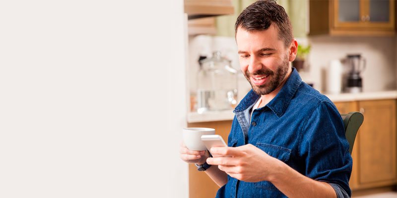 Un hombre feliz realizando una Giro Exprés