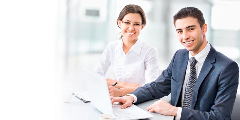 Un par de ejecutivos jovenes ingresando al portal empresarial - ICBS Banco Popular desde un computador portátil